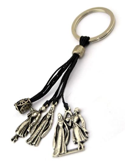Zamak metalden üretilen, Kafkas erkek ve bayan figürlü şık anahtarlık. Nikel-oksit kaplama, dayanıklı mumlu iplik ve 10 cm uzunluk. Hemen satın al!