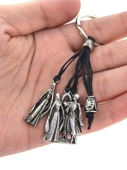 Zamak metalden üretilen, Kafkas erkek ve bayan figürlü şık anahtarlık. Nikel-oksit kaplama, dayanıklı mumlu iplik ve 10 cm uzunluk. Hemen satın al!
